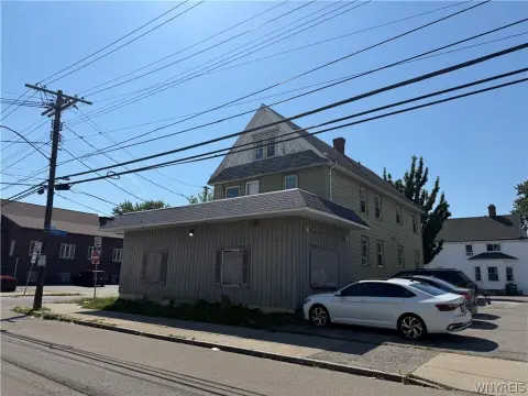Mixed-Use Property With Two Apartments