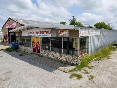 Retail Space on Busy Highway