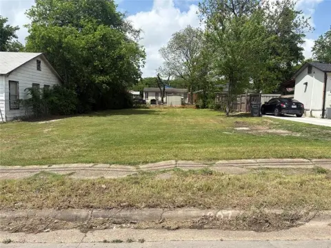 Residential Land in Dallas, TX