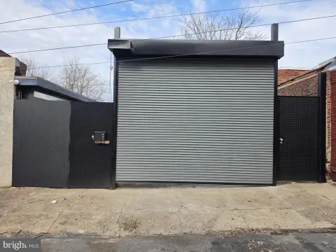 Garage Bays in Prime Location