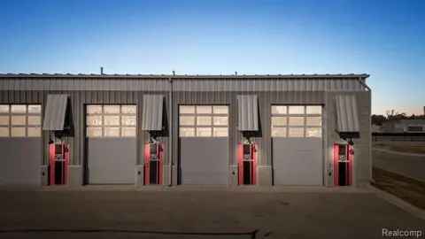 M1 Concourse Garage with Living