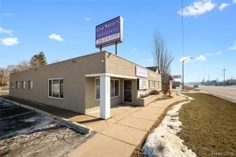 Waterford Commercial Building on Dixie Highway