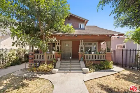 Bungalow Duplex with Private Yard