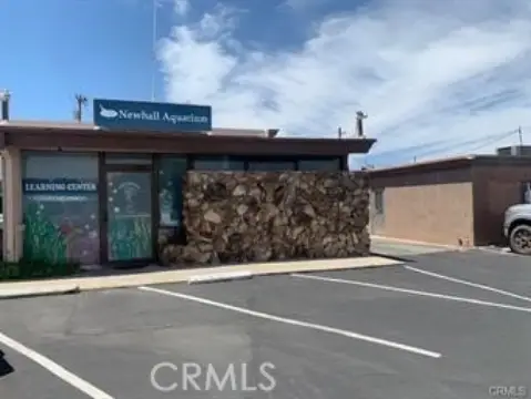 Retail Space in Newhall, CA