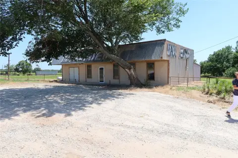 Retail/Commercial Tract with Metal Building