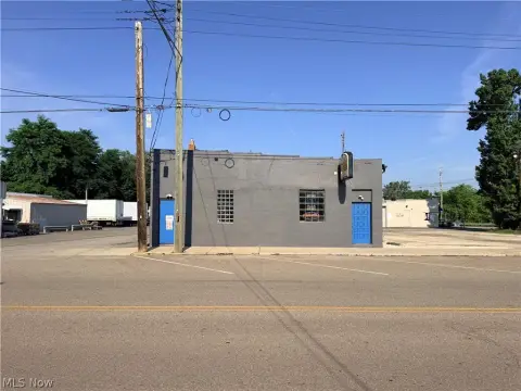 Corner Bar & Pub with Patio