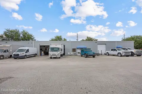 Flex Space With Overhead Doors