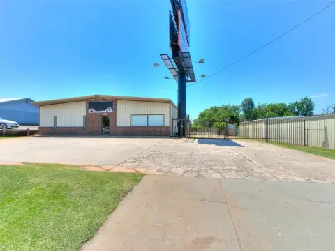 Flex Space With Fenced Yard