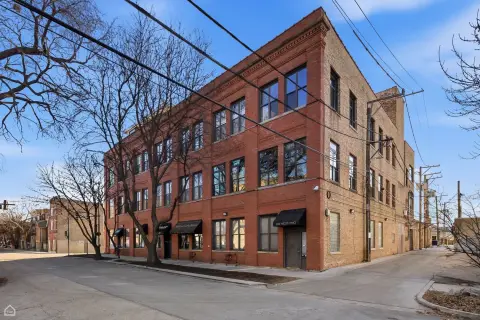 Versatile Mixed-Use Space in Chicago