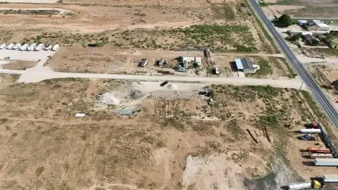 Unrestricted Acreage with Well