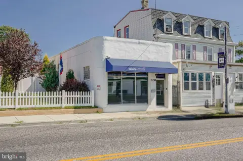 Double-Lot Commercial Property For Lease