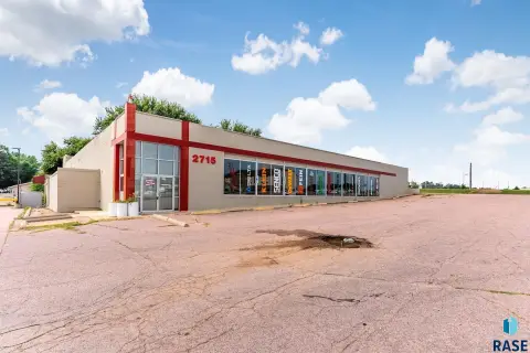 Showroom with Loading Docks