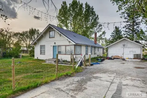 Airbnb-Ready Duplex with Pasture