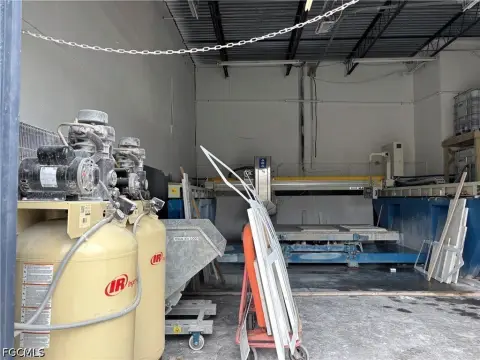 Flex Space With Warehouse Door
