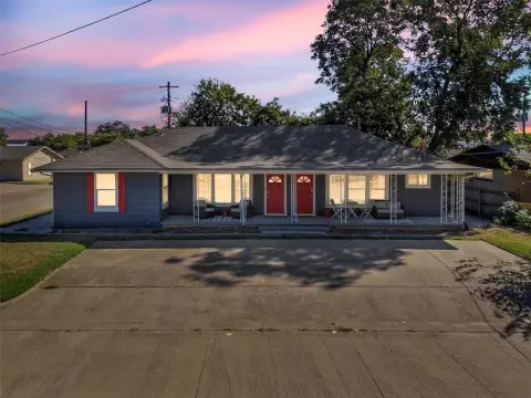 Renovated Triplex Near Granbury Square