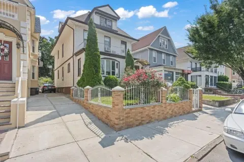 Triplex with Private Parking