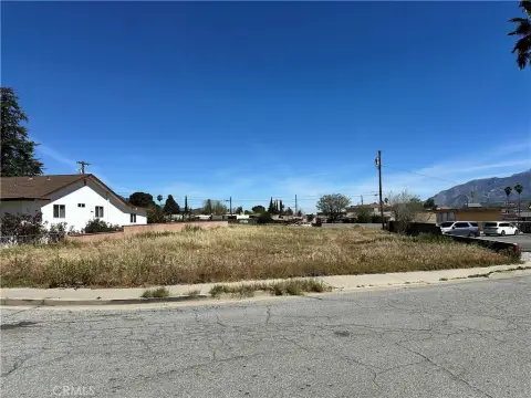 Corner Lot in Growing Banning
