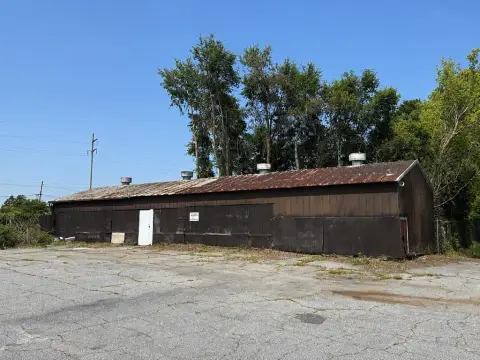 Clear-Span Warehouse with Office Buildout