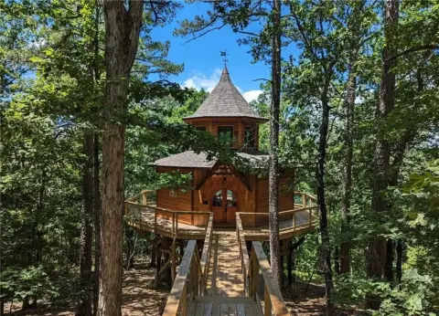 Luxury Treehouse Resort on 52 Acres