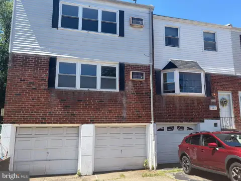 End-Row Duplex with Two Garages