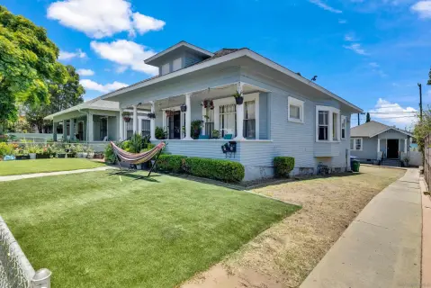 Triplex with Two Detached Cottages