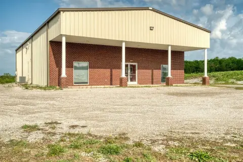 Commercial Warehouse on 1.37 Acres