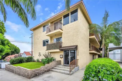 8-Unit Apartment Building