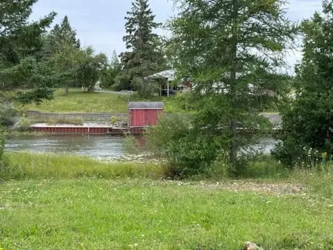 Estate-Size Parcels on Black River