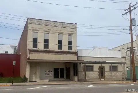 Single-Story Warehouse with Courtyard