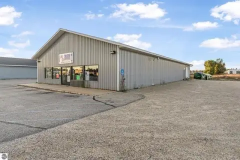 Versatile Retail/Flex Space in Cadillac