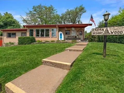 12-Cabin Lake Resort