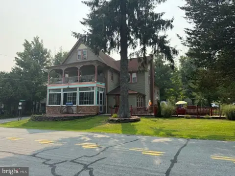 Moonshadow Inn Hotel and Restaurant