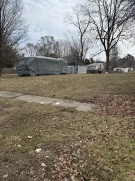 Land with Outbuilding in Leslie