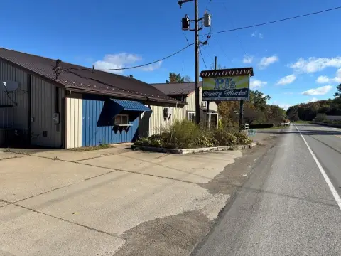 Versatile Commercial Building on Large Lot