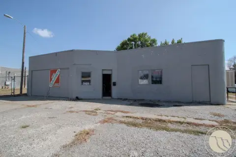 Flex Space with Overhead Door