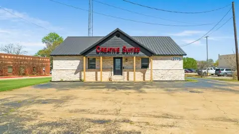 Versatile Commercial Property in Paris, TX