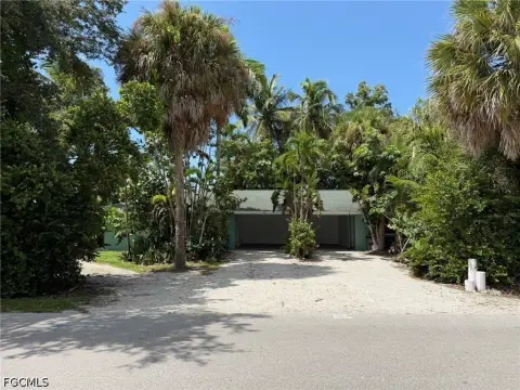Renovated Duplex on Canal