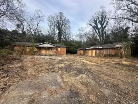Two Macon Duplexes on Large Lot