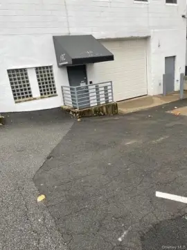 Flex Space with Warehouse Door