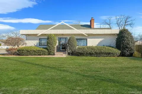 North Babylon Commercial Building For Lease