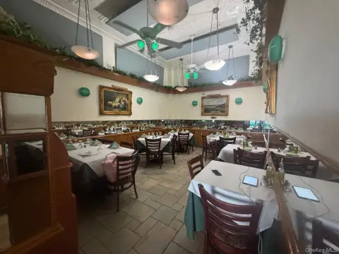 Conventional Restaurant with Full Bar