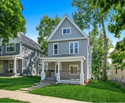 Duplex with Flexible Upper-Level Room