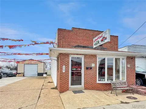 One-Story Retail-Use Commercial Building