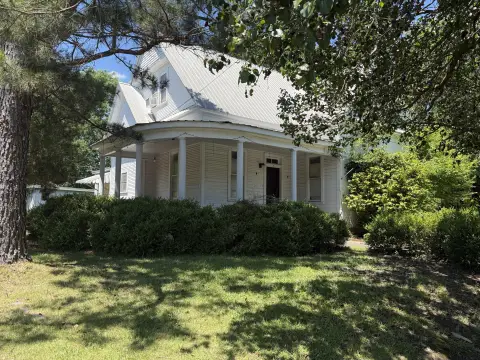 Laurel Triplex Near Daphne Park