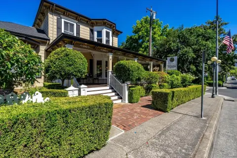 Renovated Five-Suite Bed & Breakfast