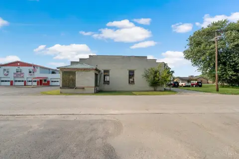 Flex Space with Overhead Door