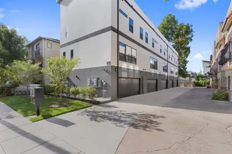Dallas Townhome Units with Garages