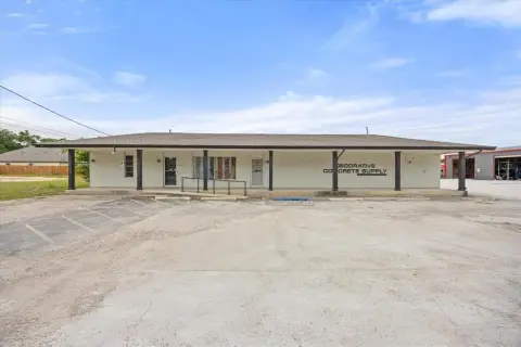 Versatile Commercial Property in Glen Rose