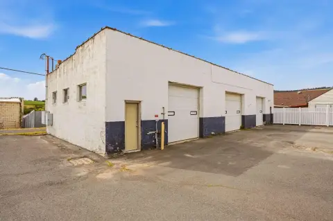 Insulated Warehouse with Roll-Up Bays