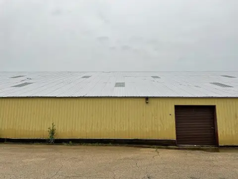Warehouse-Shop with Roll-Up Door
